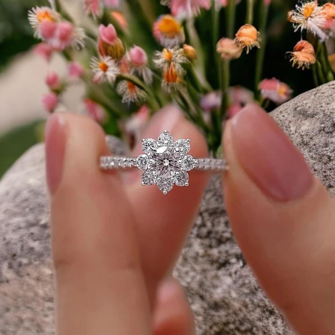 1 Carat Sunflower Round  Shape Moissanite Rings