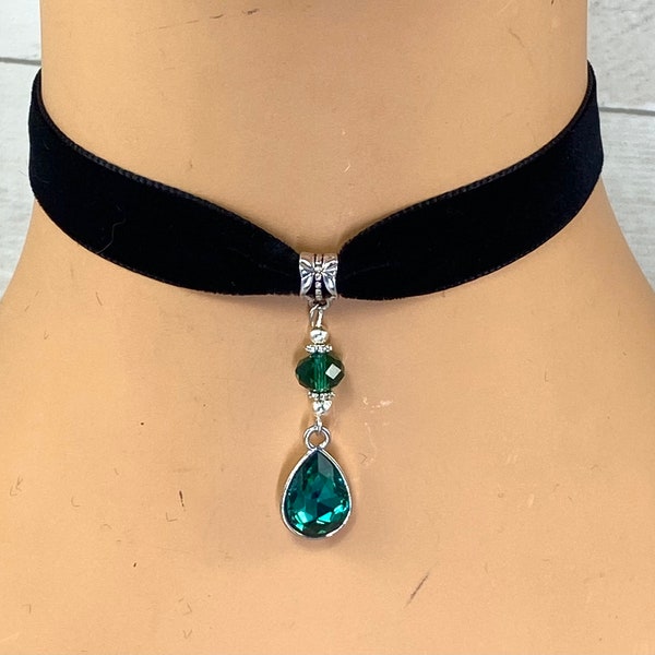 Black velvet choker necklace with pretty emerald green teardrop shaped jewel beaded charm pendant gothic Victorian steampunk Wicca pagan