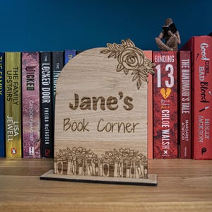 Personalisierte Bücherregal Zeichen, Buchbibliothek Dekor, Geschenk für Buchliebhaber, Bücherwurm Dekor, Buch Nook Dekor, benutzerdefinierte Holzbibliothek Zeichen
