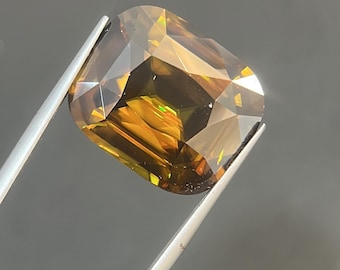 30-karatowy ciemnobrązowy kamień szlachetny w kształcie kuli. Szlif poduszkowy tytanitu madagaskarskiego.