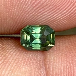 1.51  carat green sapphire for engagement ring - Loose gemstone for ring making - green yellow sapphire - Bicolor sapphire