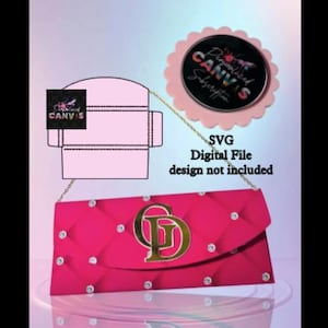 Op de afbeelding: Een felroze clutch met een gouden ketting en een gouden CD-monogram. De clutch heeft een gewatteerd ontwerp met kleine, heldere strass-steentjes. Een roze envelop en een roze geschulpte cirkel met tekst zijn ook afgebeeld.