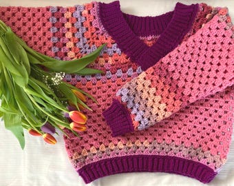 Love granny stitch? Crochet your own stylish and perfectly fitting Granny Raglan Cardigan Sweater with our easy-to-follow pattern!