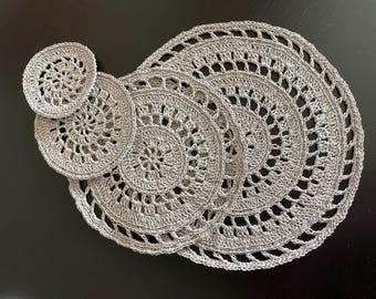 Crochet Round Placemats Rustic look with Raffiana Nature Yarn, 4 unique sizes, EASY Table Mats