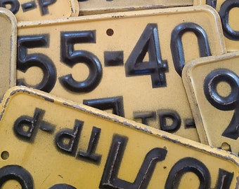 Vintage-Kennzeichen | Altes Original circa 1960 Sowjetunion Nummernschild | Retro gelbes Metallfahrzeug Traktor Zahl 60er Jahre