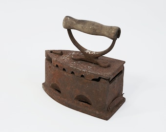 Fer à charbon antique | ancien fer à repasser au charbon de bois avec manche en bois | Décoration vintage originale de maison ou de magasin