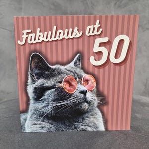 50e anniversaire | Fabuleux à 50 ans ! | carte postale pour un ami | carte de meilleur ami | Carte drôle de cinquantième anniversaire | Chat British shorthair