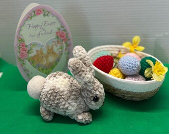 Conejito de Pascua de crochet. Huevos de crochet de colores para decoración navideña.