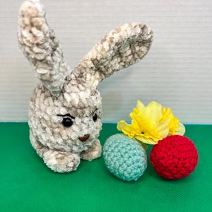 Conejito de Pascua con huevos de crochet: Decoración navideña imagen 9