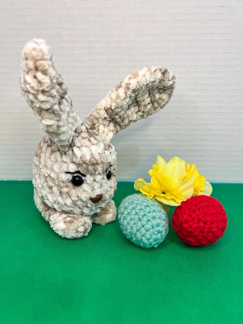 Conejito de Pascua con huevos de crochet: Decoración navideña imagen 9