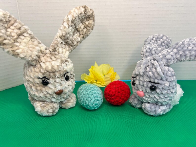 Conejito de Pascua con huevos de crochet: Decoración navideña imagen 8
