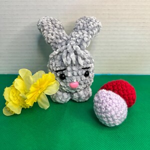Conejito de Pascua con huevos de crochet: Decoración navideña imagen 10