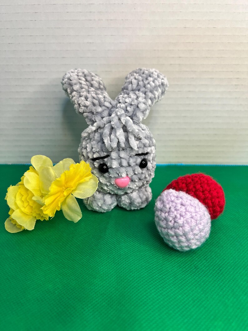 Conejito de Pascua con huevos de crochet: Decoración navideña imagen 10