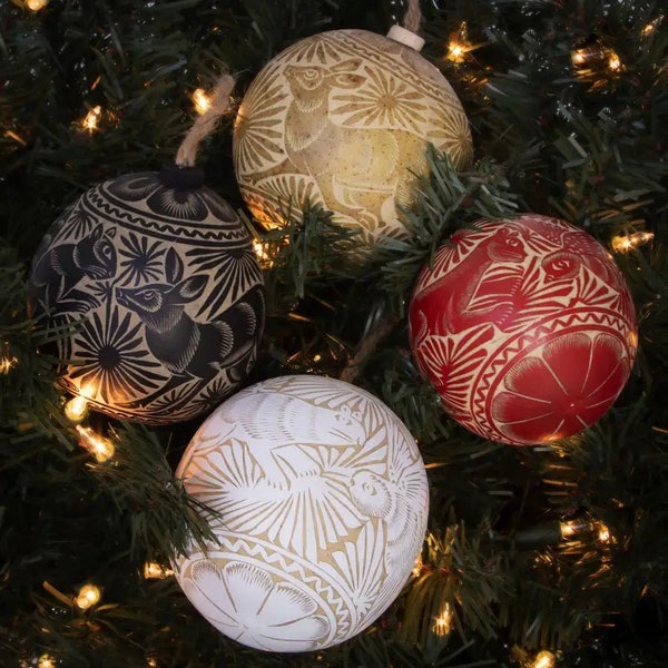 Jícara Natural Hand-Carved Round Christmas Ornament