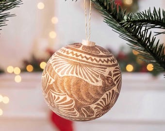 Adorno navideño redondo tallado a mano con jícara natural