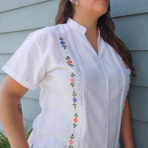 Guayabera Blanca bordada de manga corta para mujer