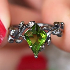 Vintage Art deco Kite Shape Peridot Engagement Gold Ring, Unique Nature Inspired Peridot Wedding Gold Ring, Gift for Anniversary, Gift Woman