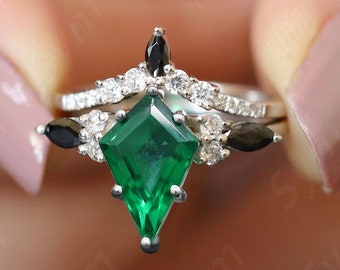 Kite Shape Emerald Engagement Ring set, Unique Vintage art deco Emerald Wedding Ring set, Kite Shape Bridal Ring set for Woman, Gift for Her