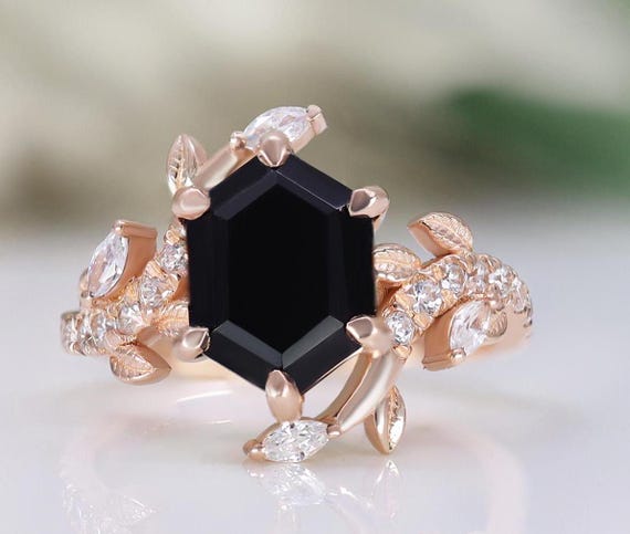 Anillo de oro rosa con forma hexagonal de ónix negro natural de