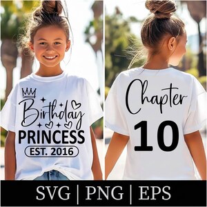 Pode incluir: Uma camiseta branca com o texto "Birthday Princess EST. 2016" na frente e "Chapter 10" nas costas. O design inclui uma coroa, corações e estrelas. A camiseta é usada por uma pessoa jovem.