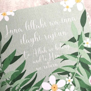 Puede incluir: Una tarjeta verde y blanca con un dise&ntilde;o floral y el texto "Inna lillahi wa inna ilayhi raji'un to Allah we belong and to Him we return".