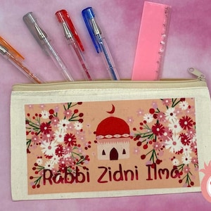 Op de afbeelding: Een beige canvas potlood etui met een ritssluiting. De etui heeft een kleurrijke illustratie van een moskee met bloemen en de tekst "Rabbi Zidni Ilma".
