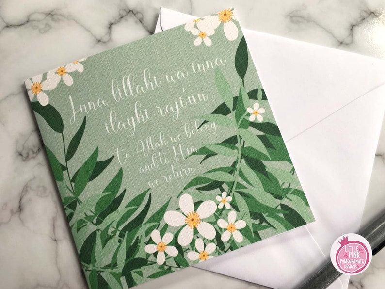 Puede incluir: Una tarjeta verde con flores blancas y el texto "Inna lillahi wa inna ilayhi raji'un"  "To Allah we belong and to Him we return".