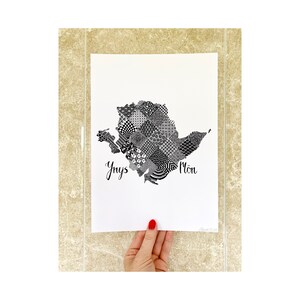 Puede incluir: Una impresión en blanco y negro de un mapa de la Isla de Man, con un diseño estampado. Las palabras "Ynys" y "Man" están escritas en el mapa.