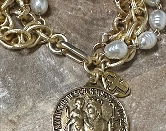Armband mit Marienverehrung: Goldkette, Perlenrosenkranz, katholischer Anhänger