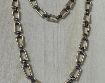 Strukturiertes Armband mit mehreren Medaillen