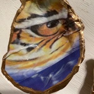 LSU-Themed Oyster Shell Ornament-Eye of the Tiger