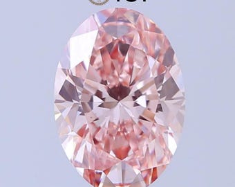Könnte beinhalten: Ein oval geschliffener, facettierter rosa Diamant. Der Edelstein weist einen hohen Grad an Reinheit und Brillanz auf, mit einem hellrosa Farbton. Das IGI-Logo ist oben links sichtbar.
