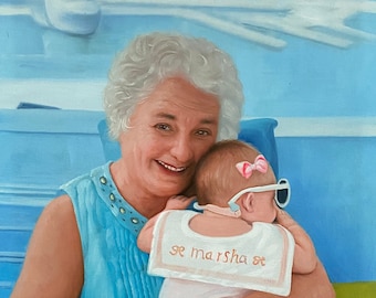 Könnte beinhalten: Eine Frau mit grauem Haar hält ein Baby, das einen weißen Strampler mit einer rosa Lätzchen trägt, auf dem "& marsha &" steht. Das Baby trägt eine rosa Sonnenbrille und eine rosa Schleife im Haar. Die Frau trägt ein hellblaues ärmelloses Hemd.