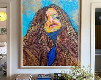 Puede incluir: Una pintura abstracta colorida de una mujer con cabello largo y castaño. El fondo es de color azul y dorado con un aspecto texturizado. El rostro de la mujer está pintado en un estilo realista con un tono amarillo brillante.