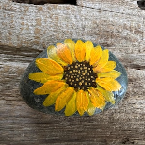 Hand-Painted Sunflower River Rock: Personalized Summer Decor afbeelding 1