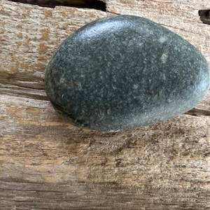 Hand-Painted Sunflower River Rock: Personalized Summer Decor afbeelding 4