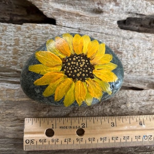 Hand-Painted Sunflower River Rock: Personalized Summer Decor afbeelding 3