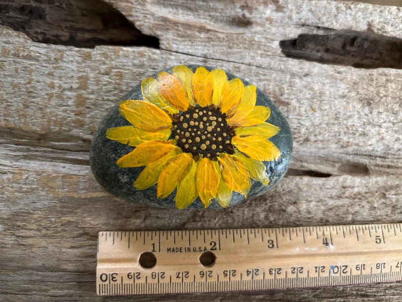 Hand-Painted Sunflower River Rock: Personalized Summer Decor afbeelding 3