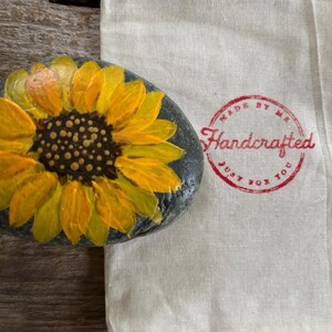Hand-Painted Sunflower River Rock: Personalized Summer Decor afbeelding 2