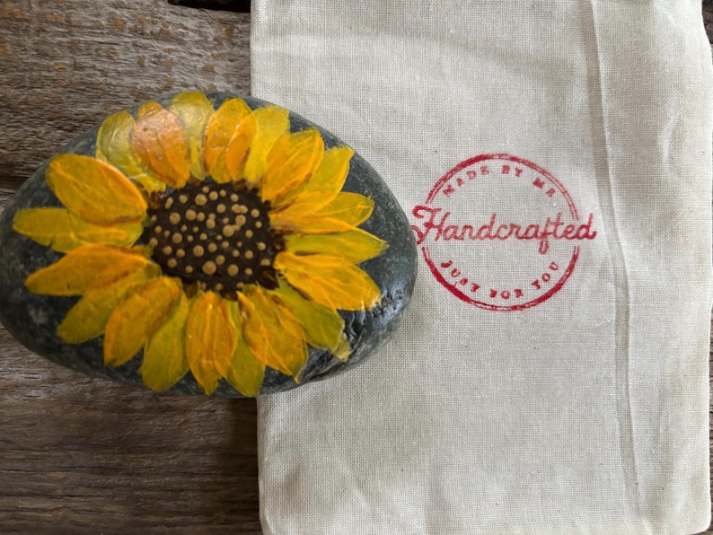 Hand-Painted Sunflower River Rock: Personalized Summer Decor afbeelding 2