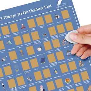 Könnte beinhalten: Ein blauer und goldener druckbarer Eimerlisten-Poster mit 100 Dingen, die man tun kann. Der Poster ist in ein Raster von Quadraten unterteilt, von denen jedes eine andere Aktivität enthält. Der Poster ist so konzipiert, dass er als eine lustige und interaktive Möglichkeit verwendet werden kann, um den Fortschritt bei der Erreichung Ihrer Ziele zu verfolgen.