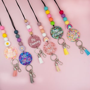 Sleutelkoord regenboog glitter - gepersonaliseerd sleutelkoord voor sleutels of ID-badge - sleutelkoord met kralen - sleutelkoord voor leraar met naam - sprankelend sleutelkoord voor leraar