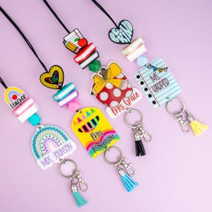 Lanière d'enseignant arc-en-ciel - lanière personnalisée pour clés ou badge d'identification - lanière de perles - lanière de crayons de couleur avec nom - cadeaux mignons pour enseignant