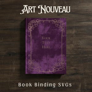 Pode incluir: Um livro de veludo roxo com detalhes florais dourados e o texto "Your Text Here". A capa é emoldurada com uma borda dourada e desenhos florais nos cantos. As palavras "Art Nouveau" e "Book Binding SVGs" também são visíveis.
