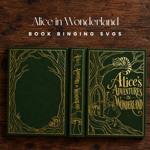 Könnte beinhalten: Ein dunkelgrüner Bucheinband mit goldenen Folienillustrationen von Alice, der Grinsekatze und Pilzen. Der Buchrücken und das Cover zeigen den Text Alice's Adventures in Wonderland. Der obere Text lautet Alice in Wonderland BOOK BINGING SVGS.