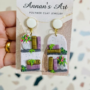 Orecchini pendenti in argilla polimerica fatti a mano: un design moderno per scaffali per insegnanti, artisti e amanti dei libri