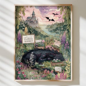 Puede incluir: Una impresión en acuarela enmarcada que representa un dragón negro durmiendo en un mercado de flores. La escena incluye un castillo, un río y siluetas voladoras. Los letreros dicen "welcome FLOWER MARKET" y "1€ POR BOLSA". La obra de arte está en un paisaje colorido.