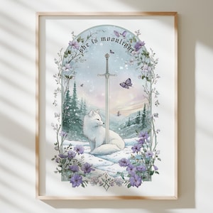 Puede incluir: Una impresi&oacute;n art&iacute;stica enmarcada que presenta un zorro blanco sentado en un paisaje nevado con una espada. La obra de arte incluye flores moradas, mariposas y el texto "she is moonlight" en un dise&ntilde;o arqueado. La paleta de colores es suave y pastel.