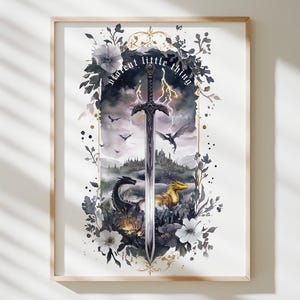 以下が含まれることがあります： 剣、ドラゴン、城が登場するファンタジーシーンを描いた額装アートプリント。 アートワークは明るい木製のフレームに額装されており、上部に「moment little thing」というテキストが含まれています。 カラーパレットは主にグレー、白、ゴールドです。