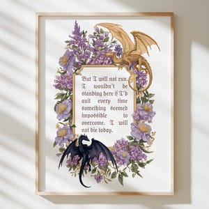 Puede incluir: Impresión enmarcada con una cita rodeada de flores moradas y dos dragones. La cita dice: "Pero no correré. No estaría aquí si renunciara cada vez que algo pareciera imposible de superar. No moriré hoy."